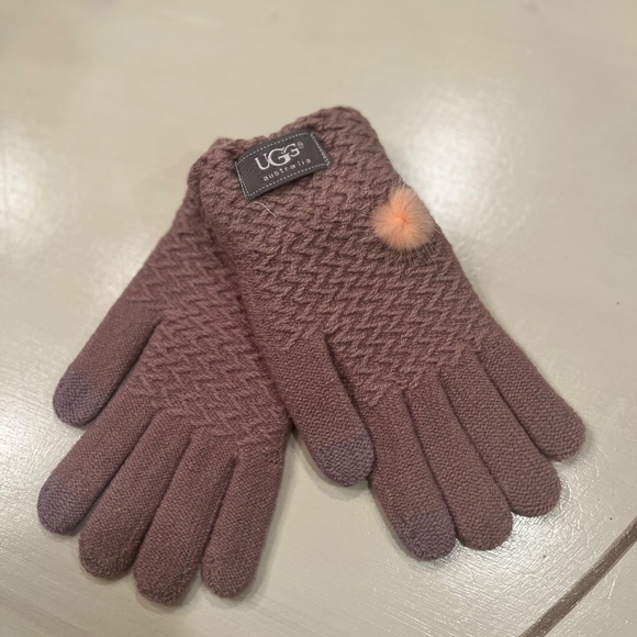 - UGG CRANBERRY GLOVES NWT - Picture 1 of 3